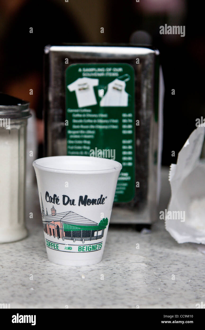 Tasse à café de mousse sur la table à café du monde dans le quartier français de New Orleans, LA Banque D'Images