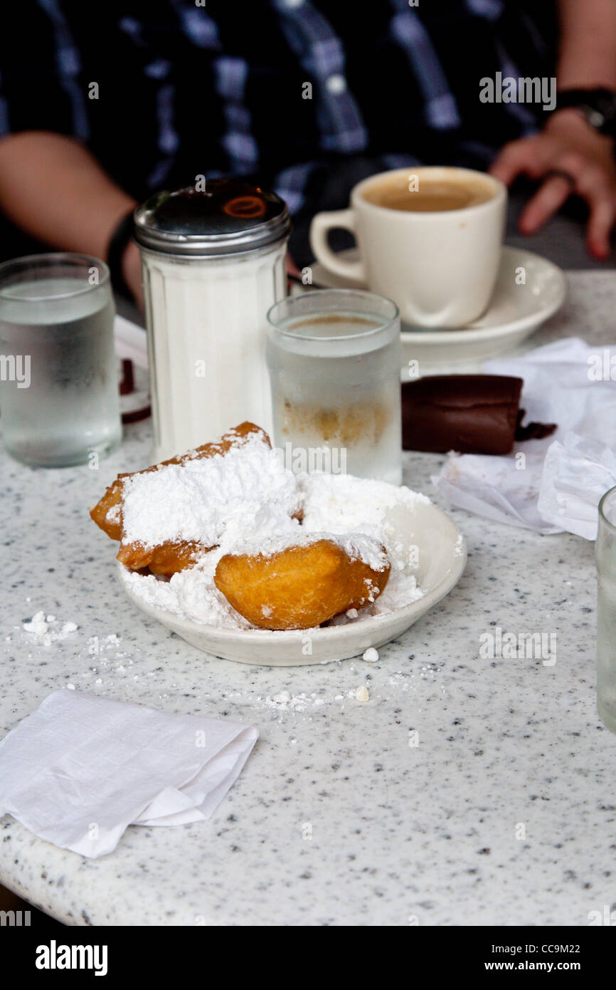 Assiette de beignets couverts avec du sucre en poudre sur la table à café du monde dans le quartier français de New Orleans, LA Banque D'Images