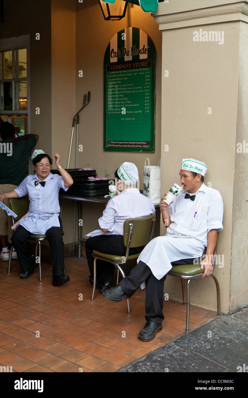 Les employés prennent une pause de dessert beignets et café au Café du Monde dans le quartier français de New Orleans, LA Banque D'Images