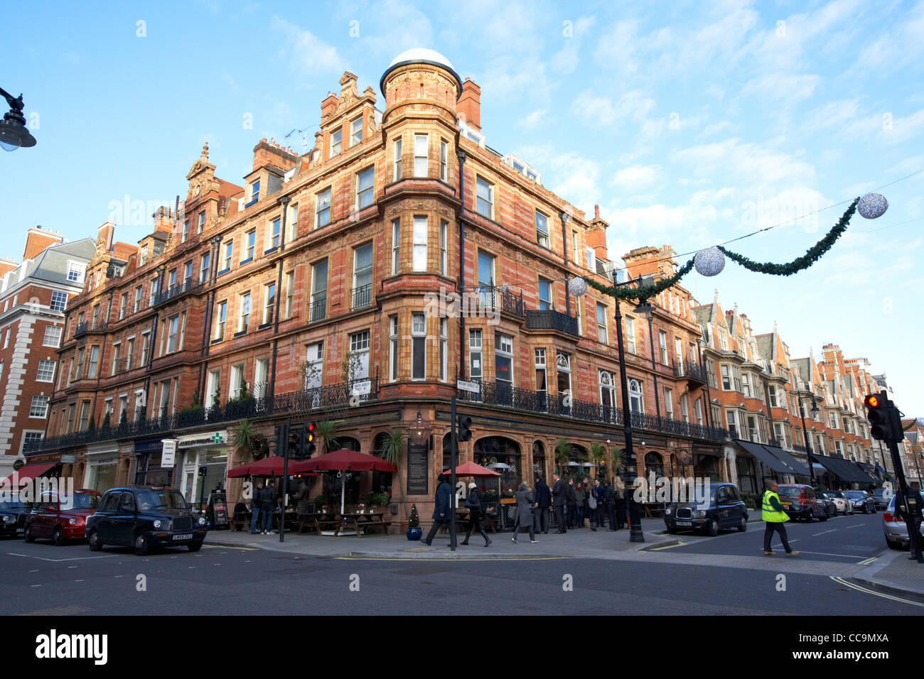 Des boutiques et restaurants au coin de South Audley Street et de mount st mayfair Londres Angleterre Royaume-Uni Royaume-Uni Banque D'Images
