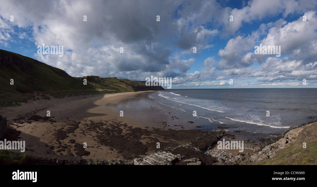 Vue panoramique sur Skinningrove beach sous un ciel d'orage Banque D'Images
