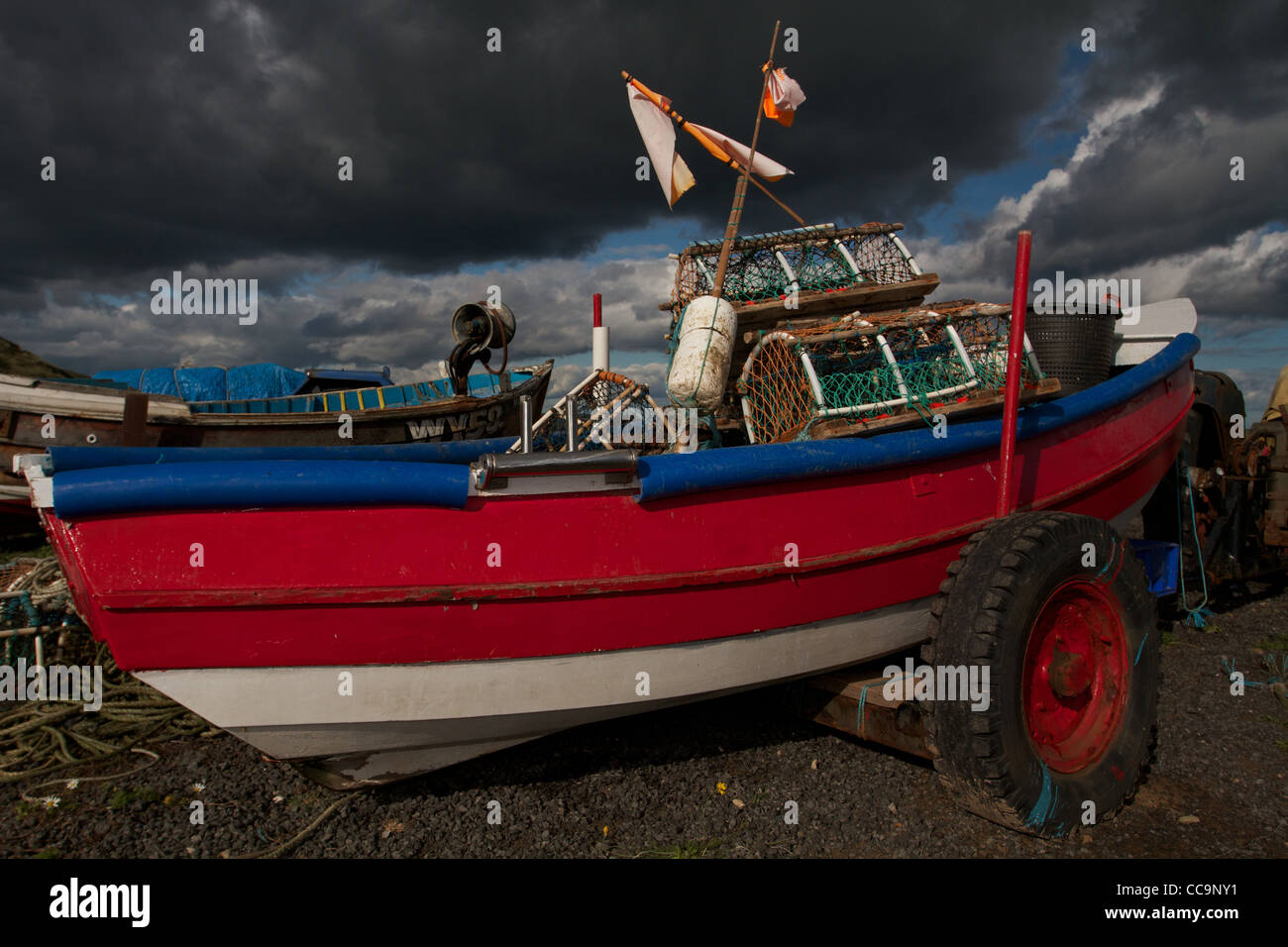 Skinningrove Coble pêche sous un ciel d'orage Banque D'Images