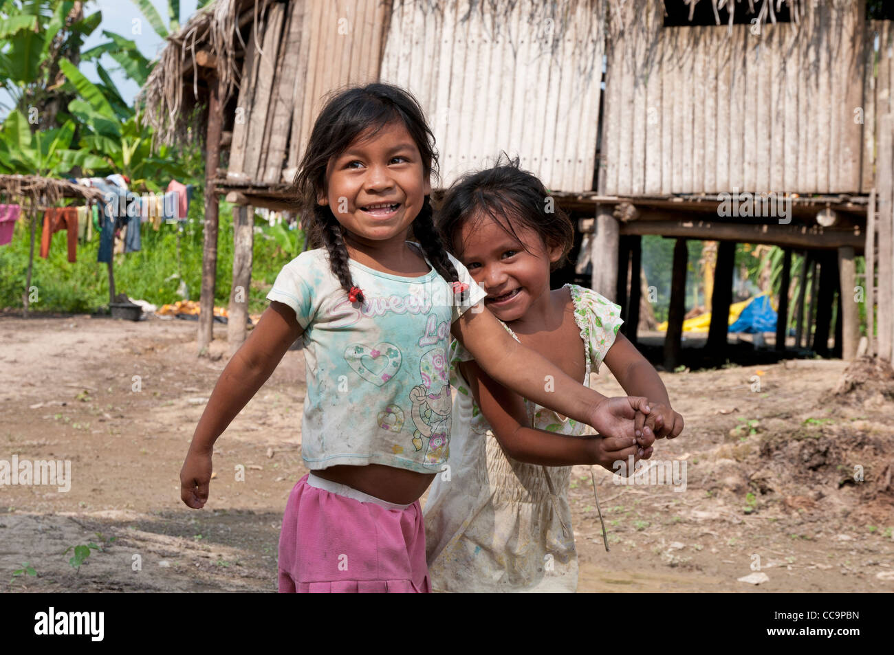 Réserve nationale de Pacaya Samiria, Pérou. Deux jeunes filles Cocama dans le village de Bolivar. Banque D'Images