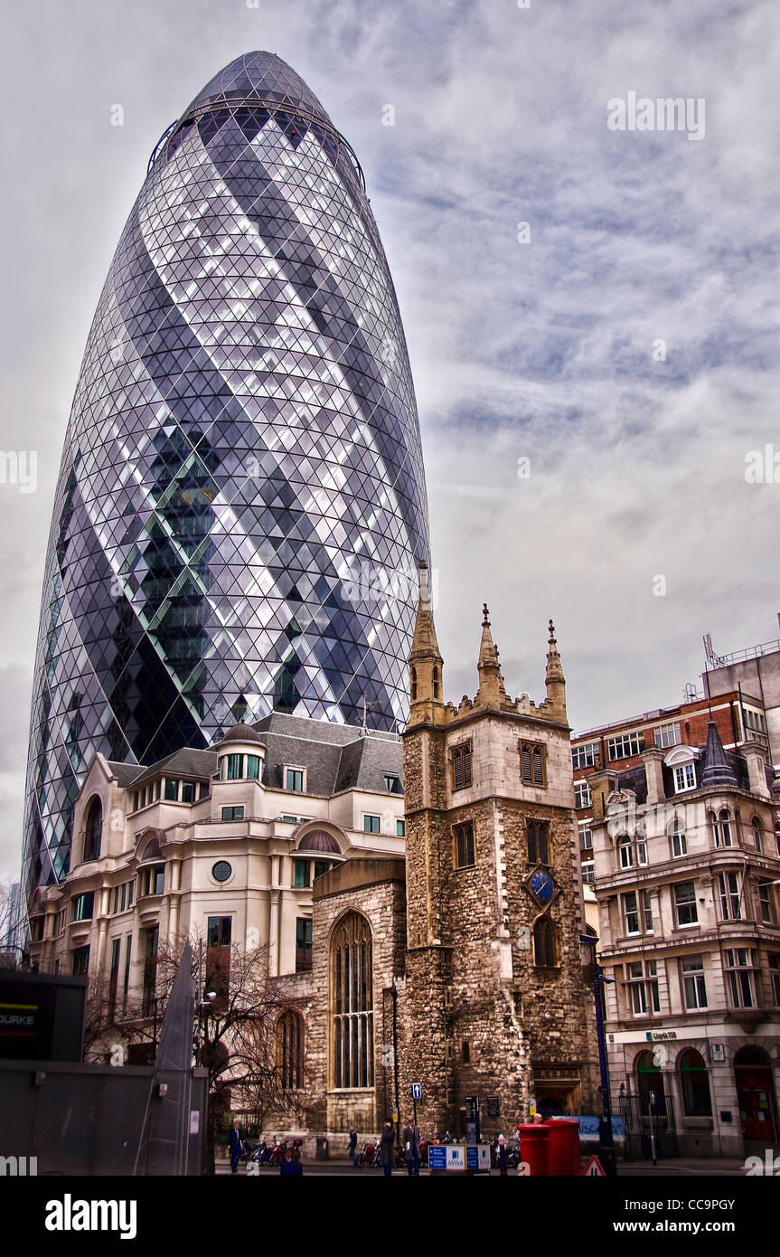 La tour Swiss Re à 30 St Mary Axe (le 'gherkin') - Londres (UK) Banque D'Images