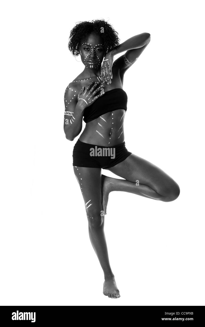 Belle African Indigenous Tribal mode femelle avec des points blancs et des bandes d'équilibrage permanent sur une jambe, isolé. Banque D'Images