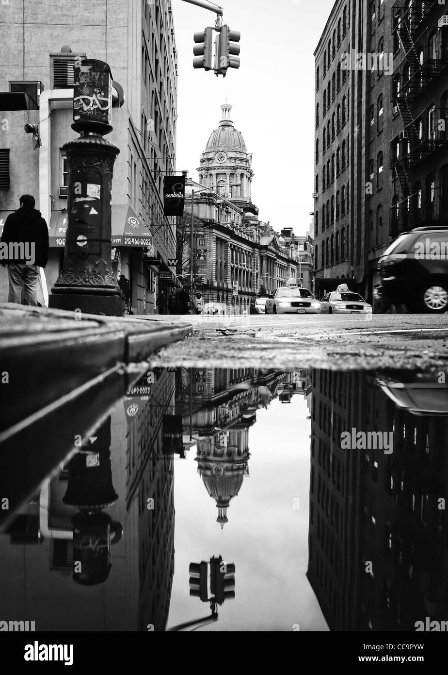 Soho ses bâtiments reflétant dans l'eau dans la ville de New York Banque D'Images
