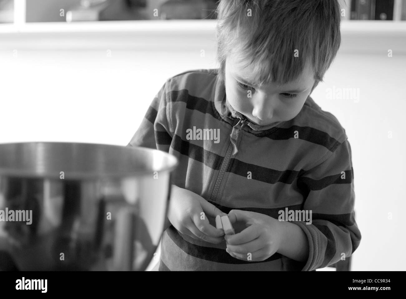 Jeune garçon la confection d'un gâteau au chocolat Banque D'Images