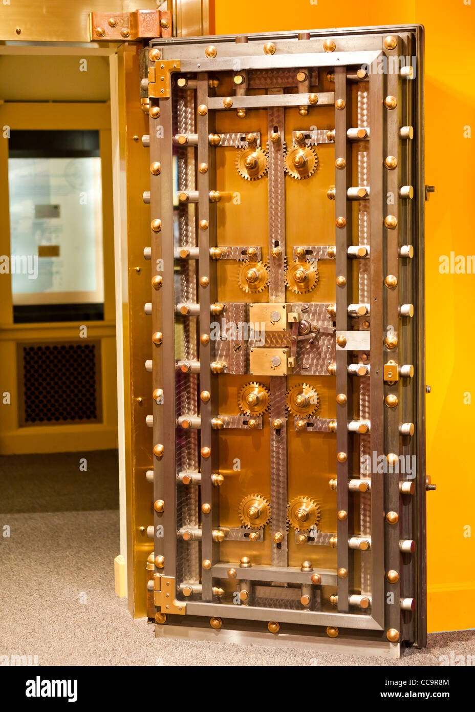 Vue intérieure d'une porte de banque Banque D'Images