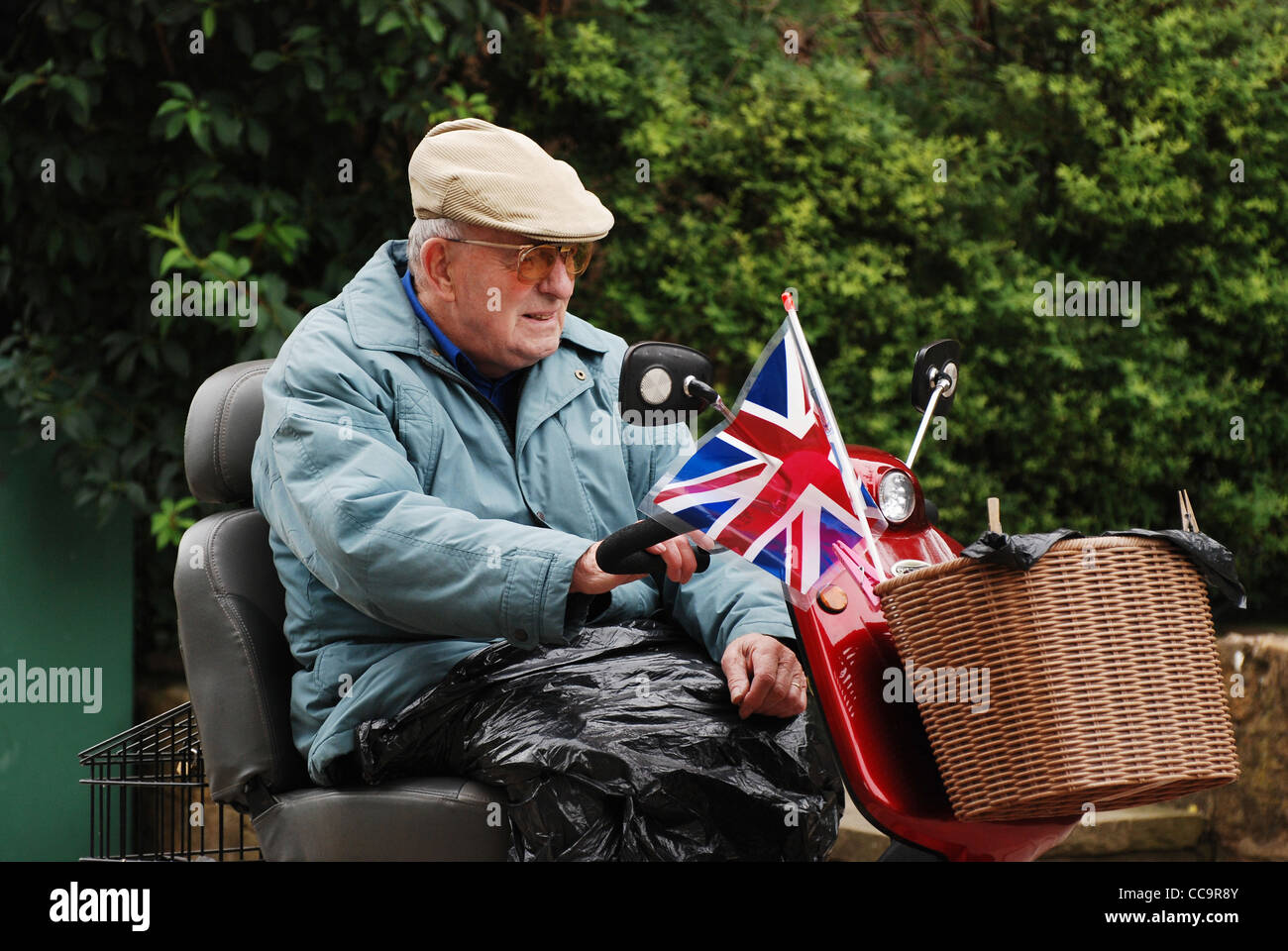 Vieil homme sur un scooter de mobilité avec l'union, Banque D'Images