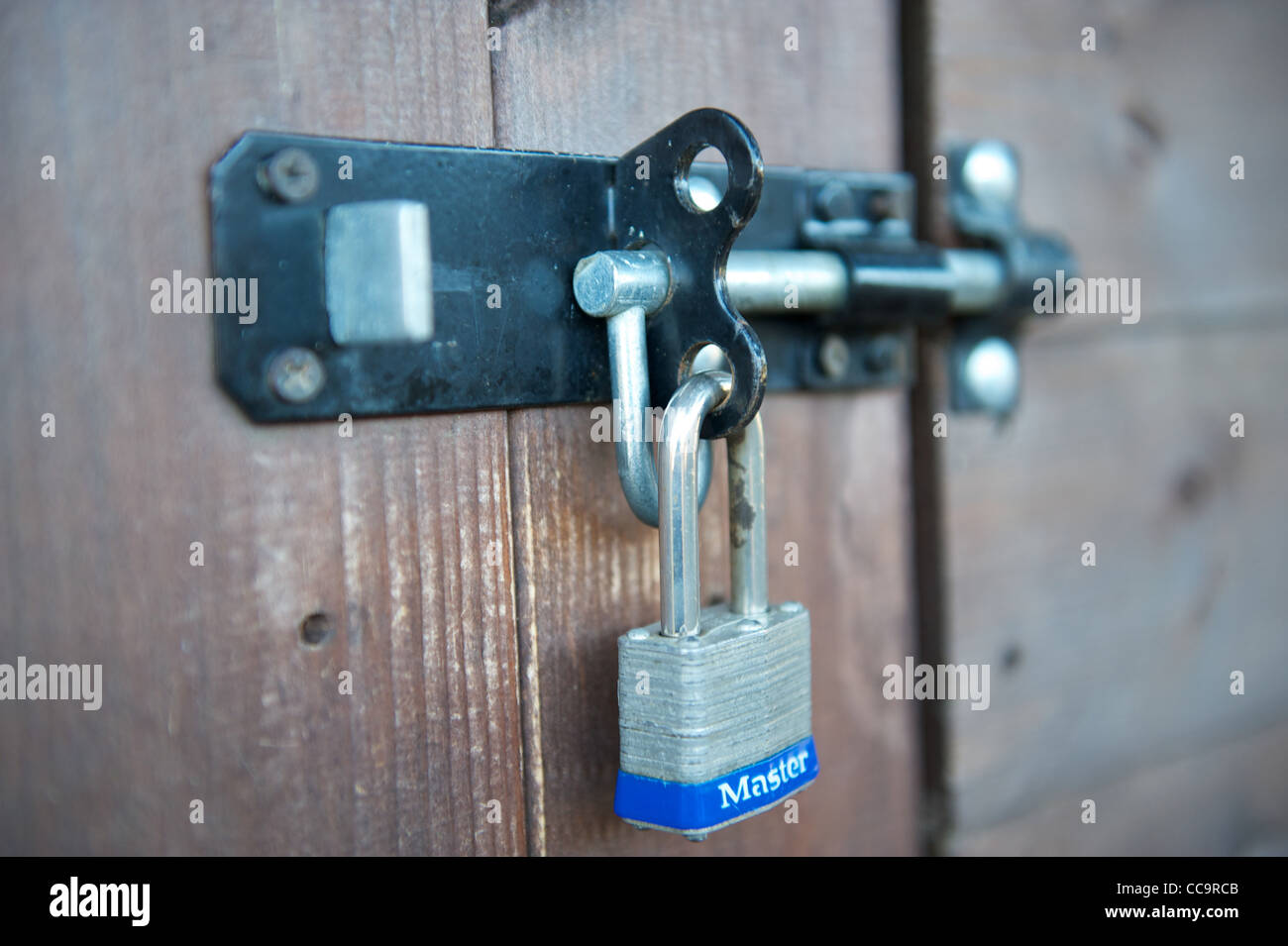 Cadenas en acier verrouillée sur une cabane en bois Banque D'Images