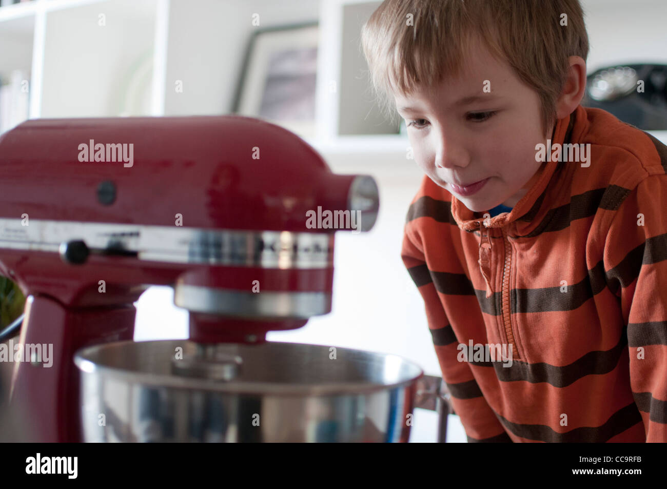 Jeune garçon la confection d'un gâteau au chocolat Banque D'Images