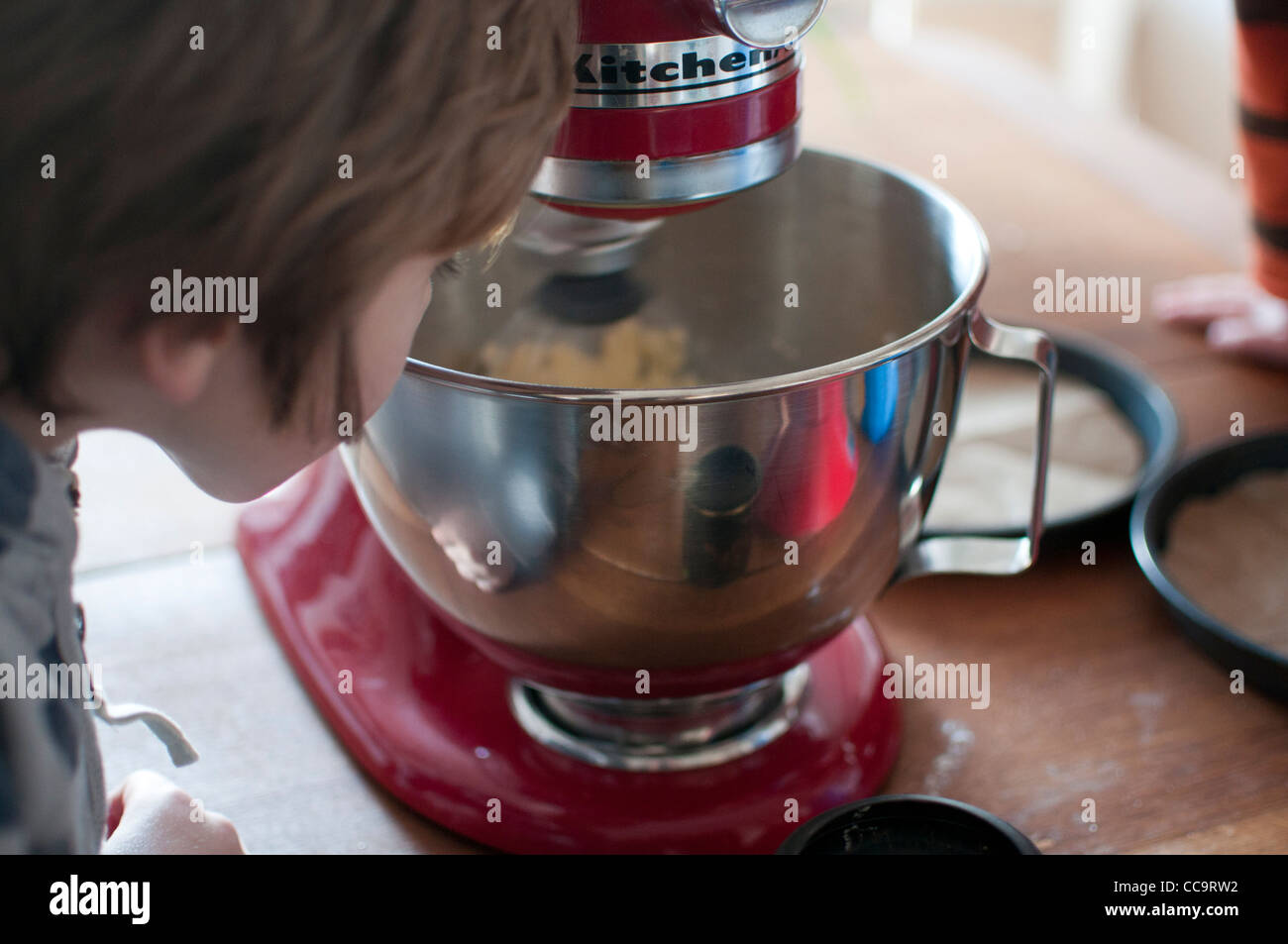 Jeune garçon dans la cuisine faire un gâteau au chocolat. Banque D'Images
