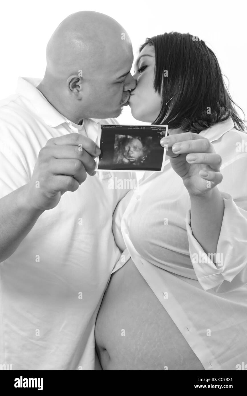 Cute latin american pregnant couple Banque D'Images