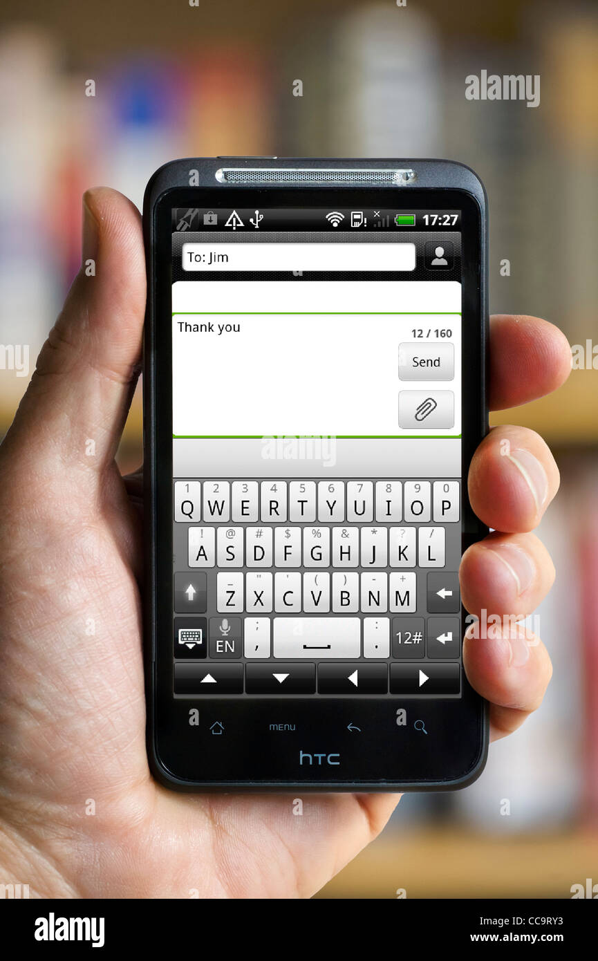Envoi d'un message texte sur un smartphone HTC Android Banque D'Images