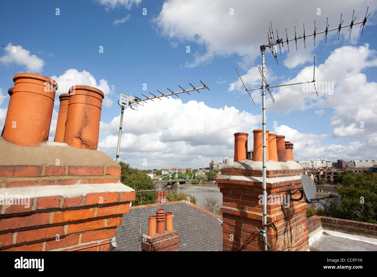 Un toit-terrasse avec vue sur les antennes de télévision analogique Hammersmith Bridge, London, UK. Photo:Jeff Gilbert Banque D'Images