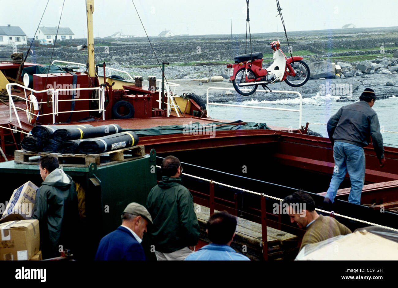 Un motocycle est tendit à terre sur les îles Aran Co Galway Irlande Banque D'Images