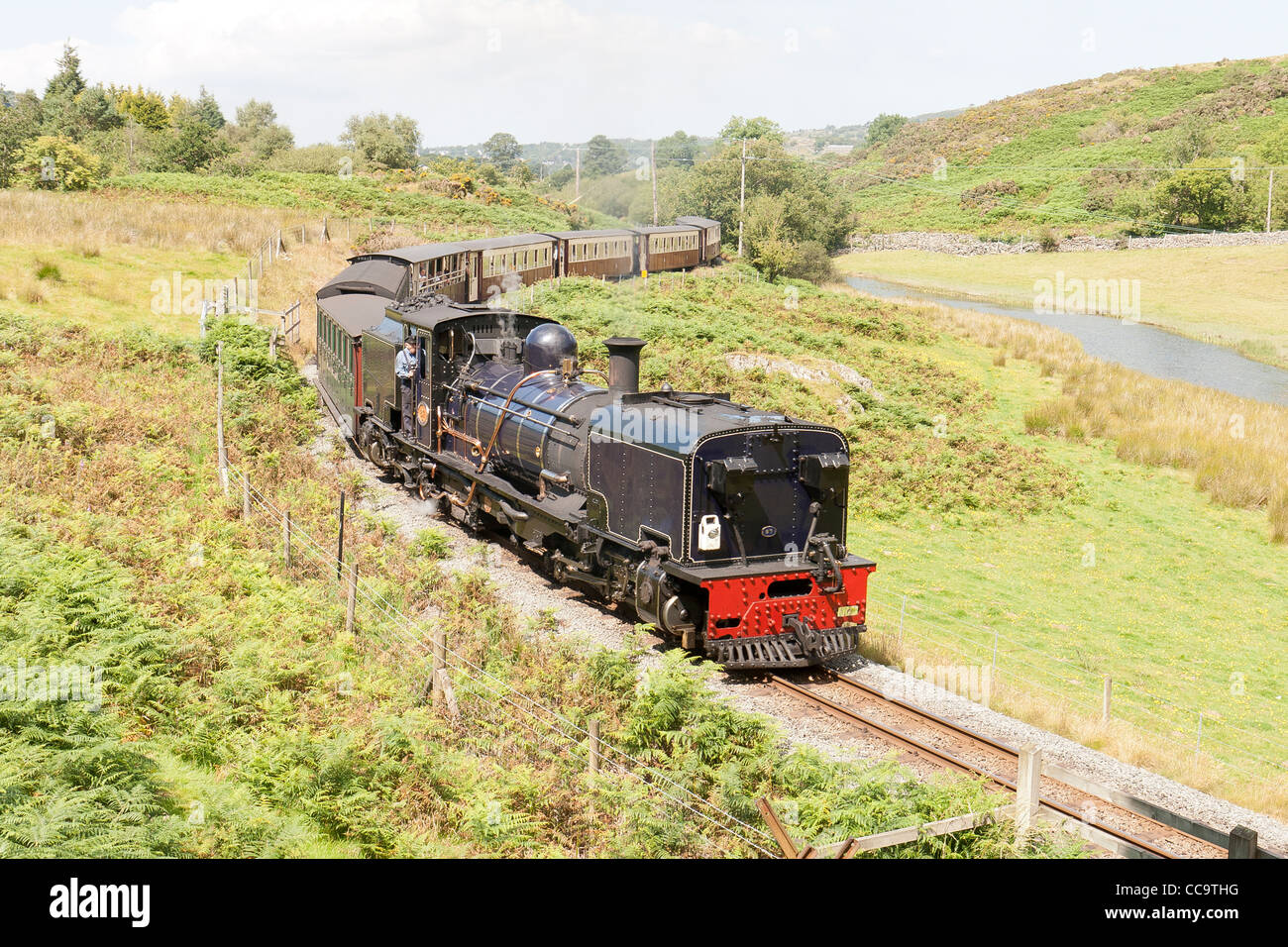 Une locomotive à vapeur sur la ligne Welsh Highland à Porthmadog, juste après avoir quitté Waunfawr Banque D'Images
