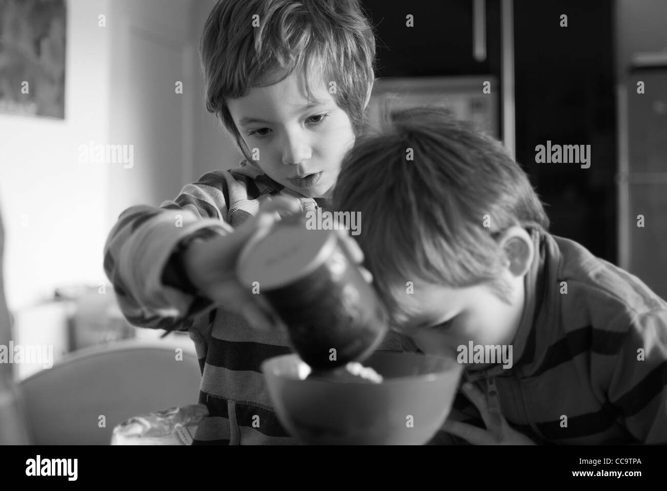 Deux enfants la confection d'un gâteau au chocolat ensemble Banque D'Images