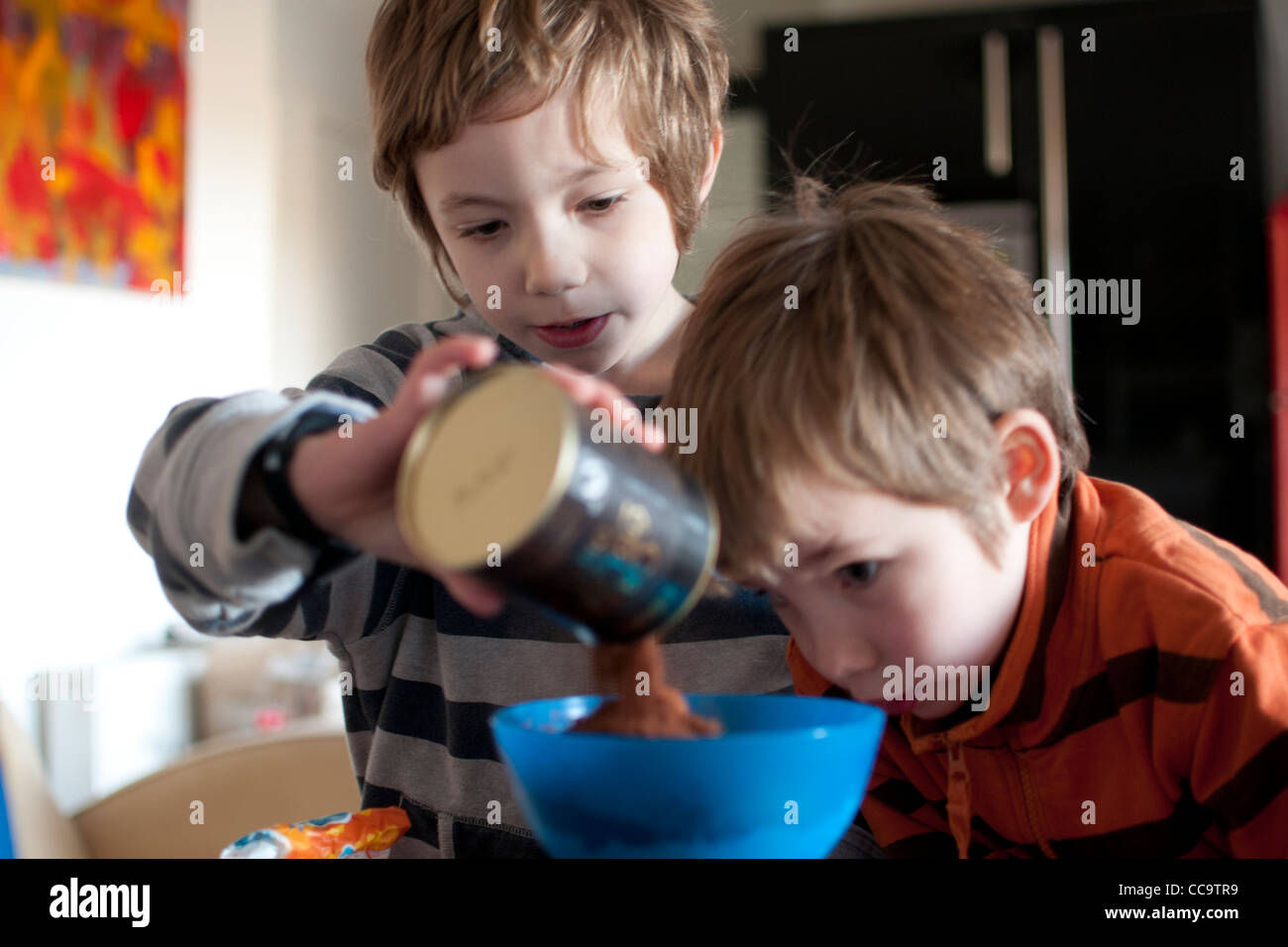 Deux enfants la confection d'un gâteau au chocolat ensemble Banque D'Images