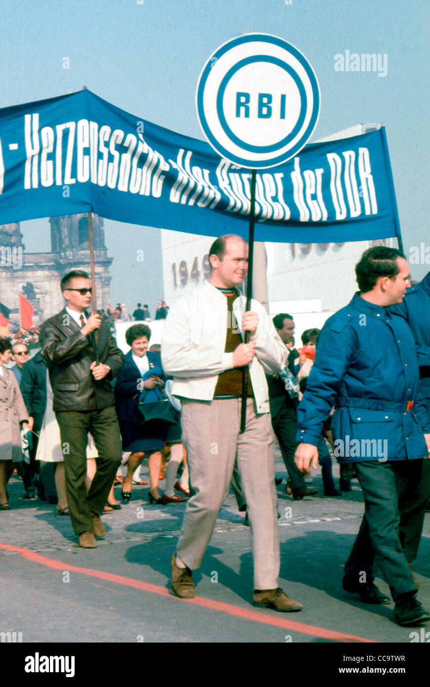 Les employés de Radio Berlin RBI International de la RDA, exprimer sa solidarité pour le Vietnam du Nord communiste le 1er mai 1966. Banque D'Images