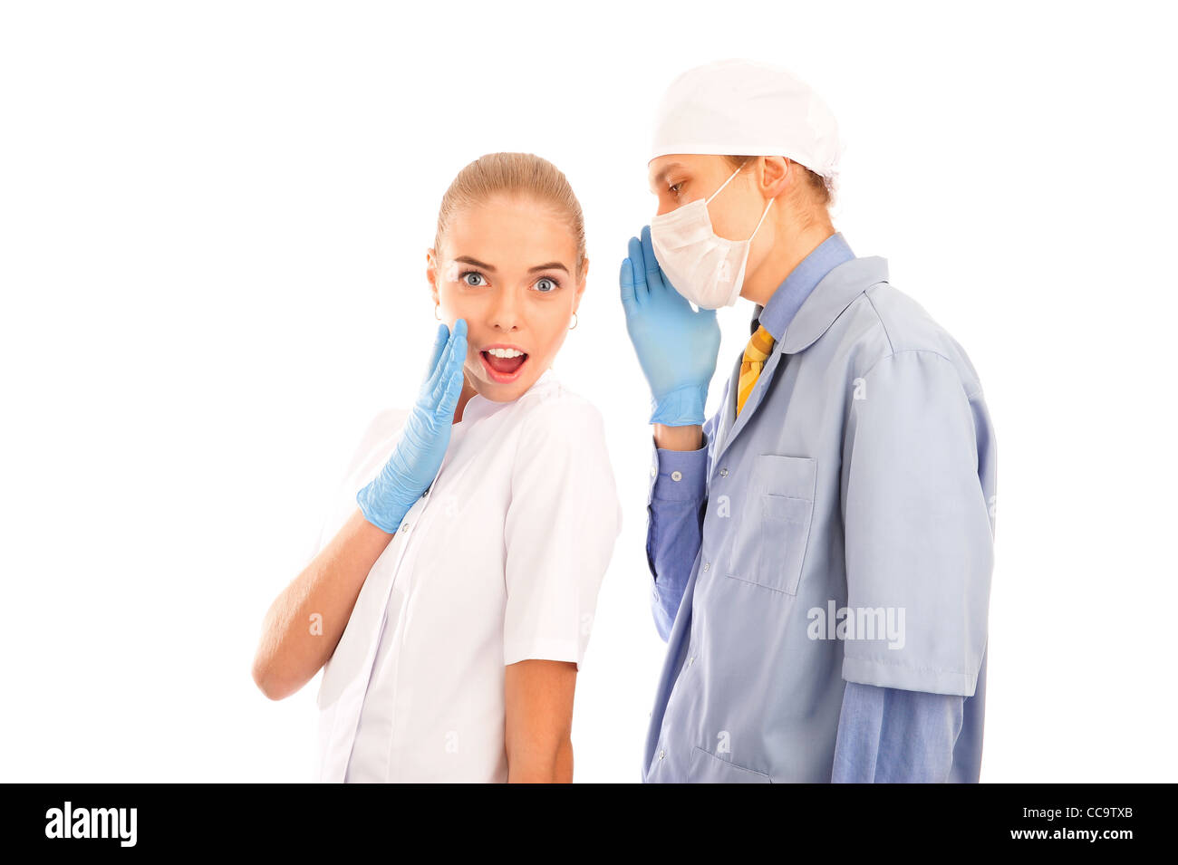 Portrait de deux médecins co-workers standing ensemble homme femme à chuchoter dans l'oreille Banque D'Images