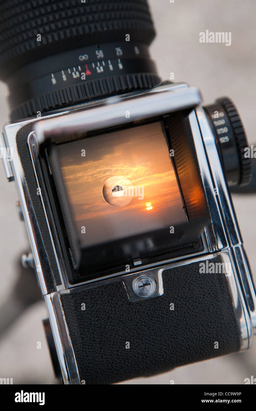 Lever du soleil à travers le viseur d'un appareil moyen format Banque D'Images