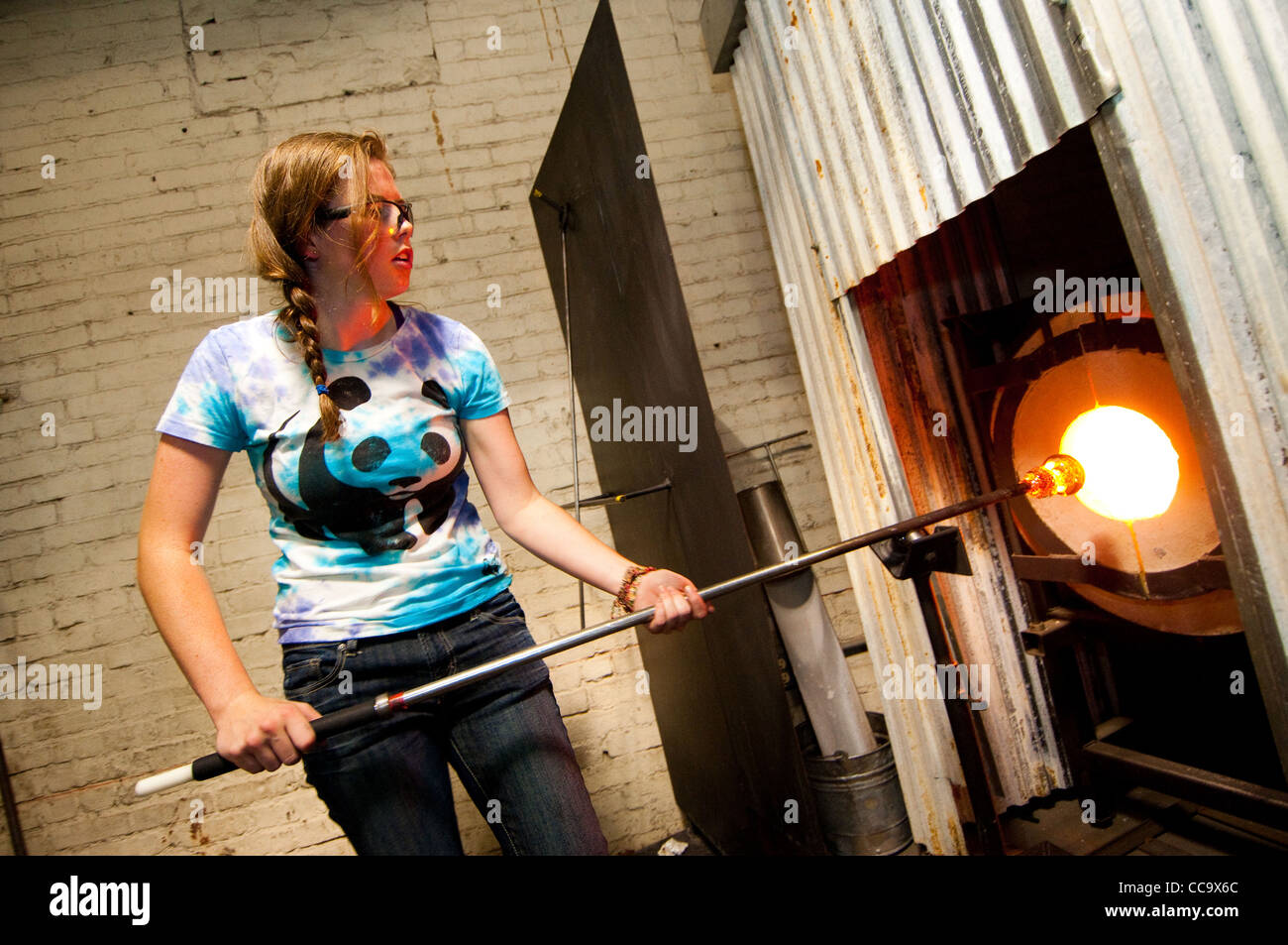 Un ado la fabrication du verre. Racines de verre, à Newark dans le New Jersey, USA Banque D'Images