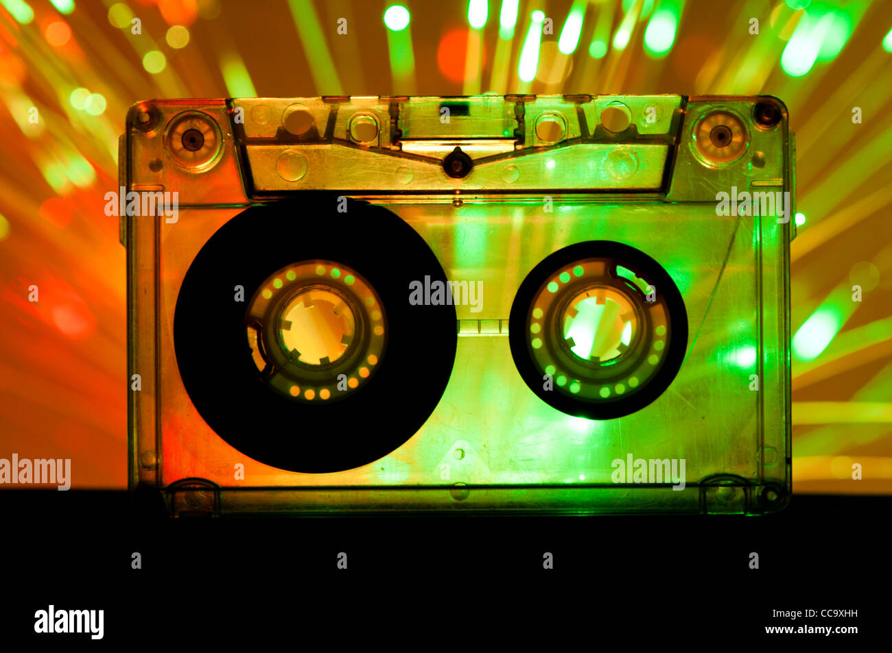 Cassette transparente et de couleur orange vert lumières fond disco Banque D'Images