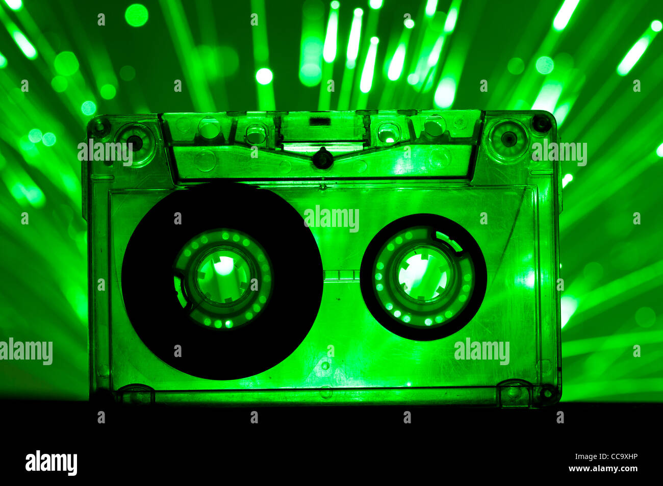 Cassette Transparent et la couleur verte disco lights background Banque D'Images