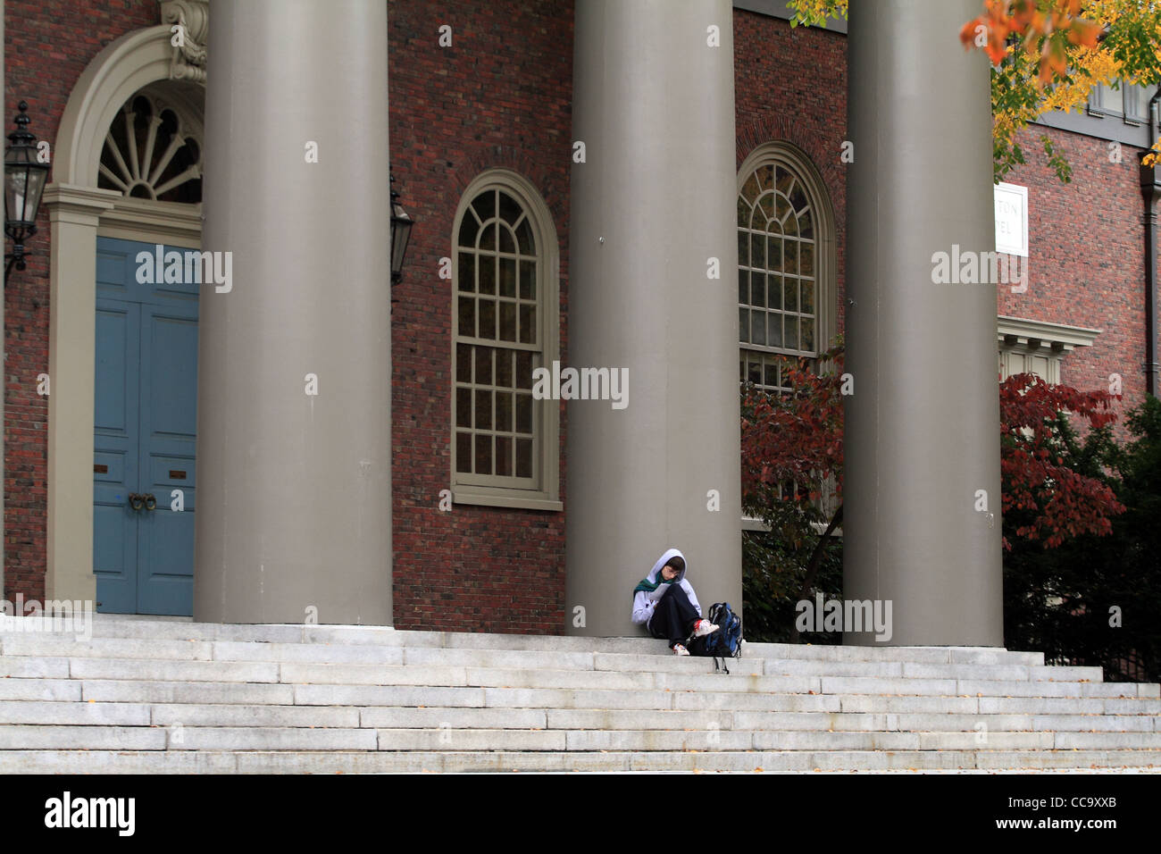 Un étudiant de l'Université Harvard repose dans Harvard Yard après assister aux cours à Cambridge, Massachusetts, octobre 2010. Banque D'Images