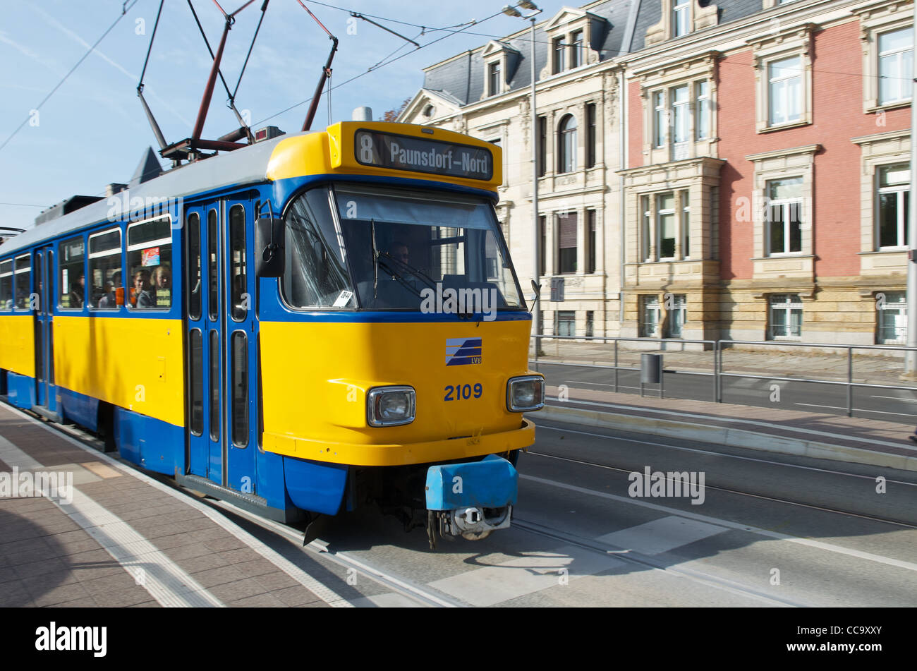 Un modèle plus ancien tramway électrique jaune et bleu dans les rues de Leipzig en Allemagne Banque D'Images