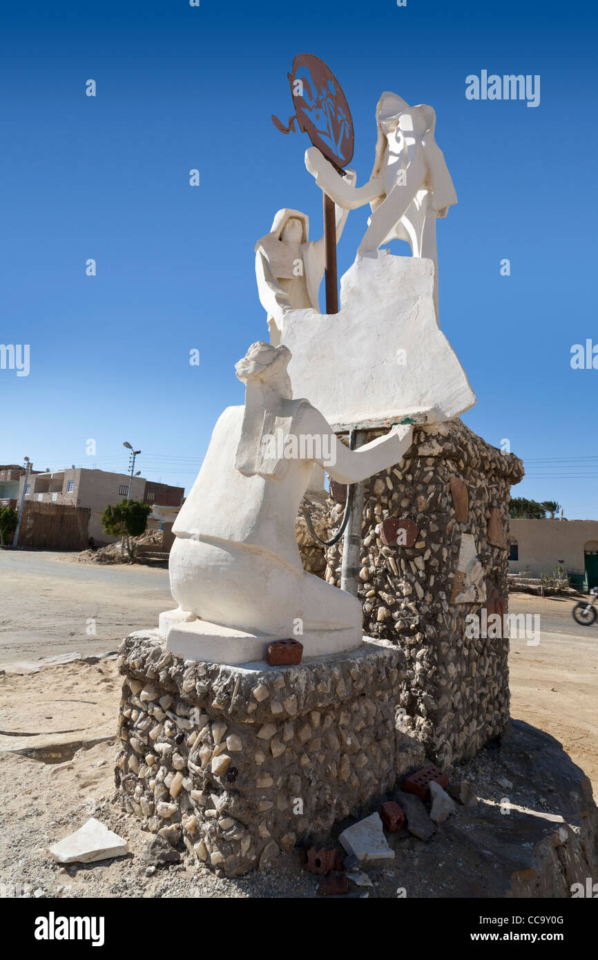 Les figures sculptées sur un rond-point au milieu de l'Oasis de Farafra, Western Desert Egypte Banque D'Images