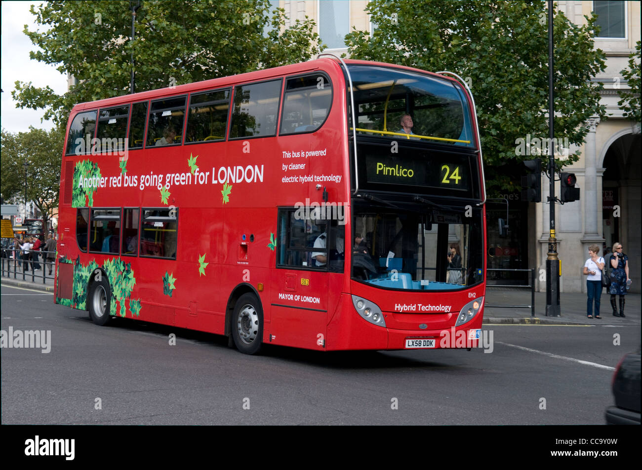 Un Alexander Dennis Enviro 400h hybride bus passe par Trafalgar Square. L'autobus diesel utilise des unités d'entraînement électrique. Banque D'Images