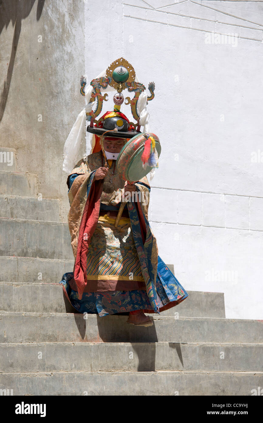 Black Hat danseur avec un tambour à l'Korzok Korzok, Gustor Gompa, le lac Tsomoriri, (Ladakh) Jammu-et-Cachemire, l'Inde Banque D'Images