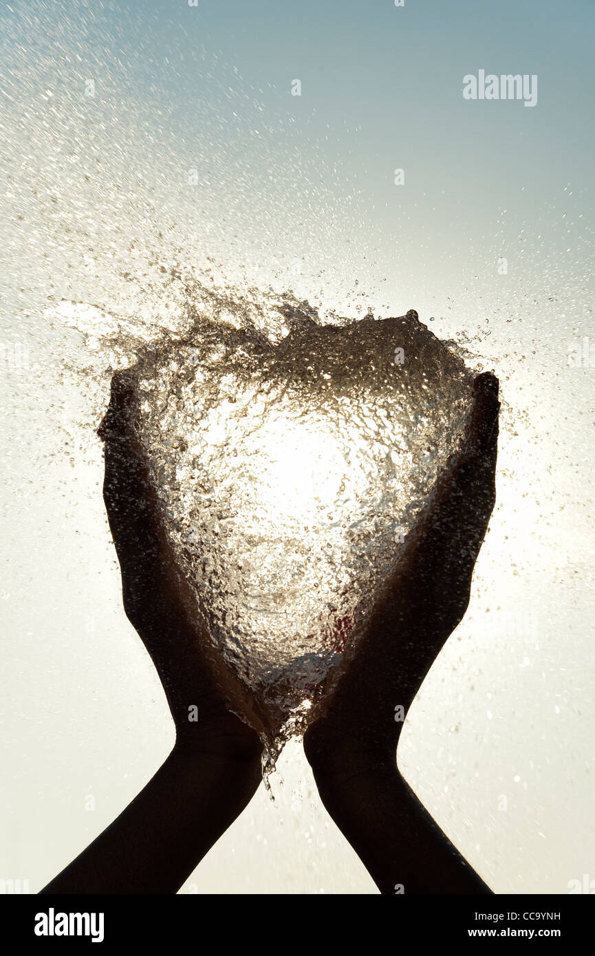 Les filles indiennes hands holding a water balloon burst. L'Inde Banque D'Images