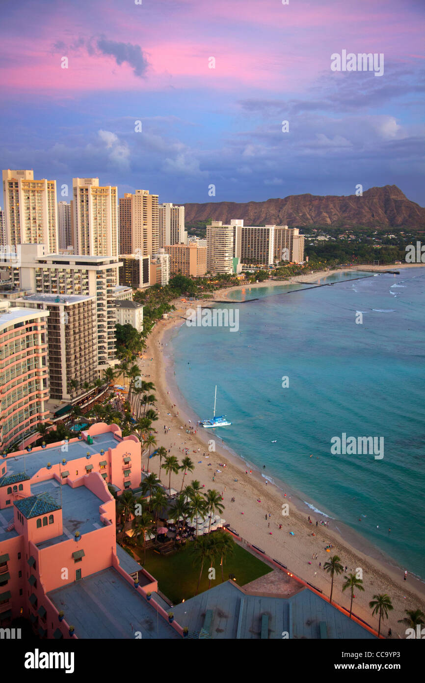Hôtels le long de la plage de Waikiki, Honolulu, Hawaï. Banque D'Images