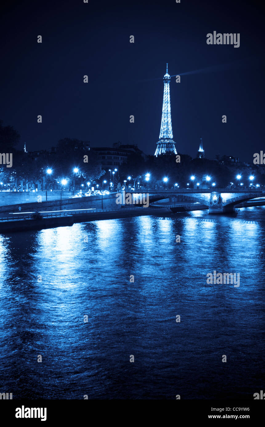 La tour Eiffel la nuit à partir de la Seine, Paris, France Banque D'Images