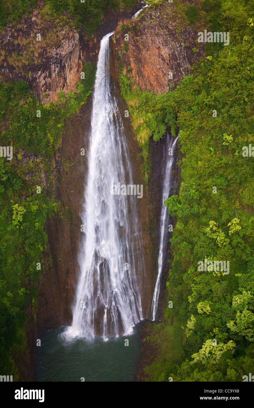 Vue aérienne de Manawaiopuna Falls, plus connu comme le Jurassique tombe parce qu'il a été en vedette dans le film. Kauai, Hawaii. Banque D'Images