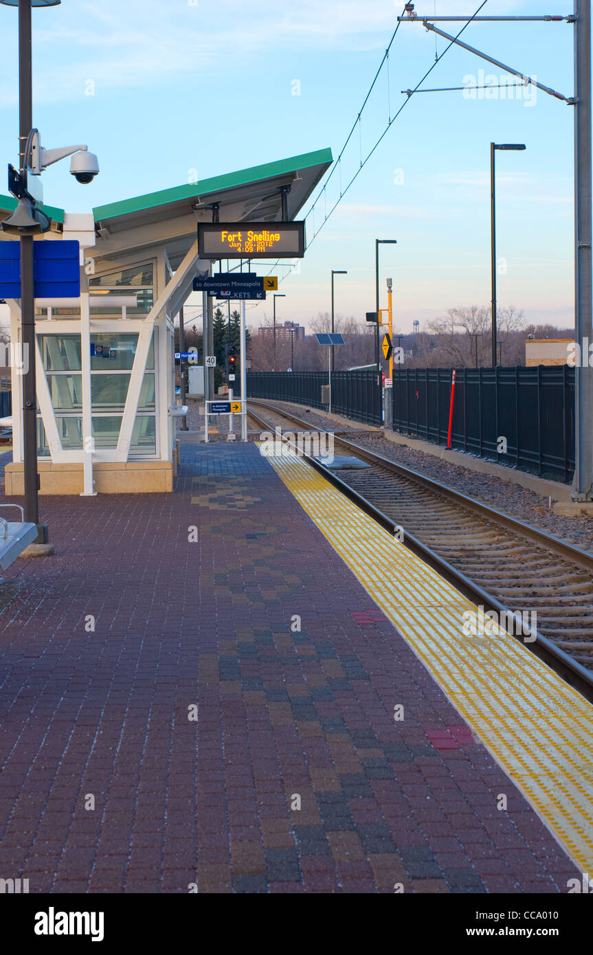 Light rail transit ou tlr la plate-forme à la gare de Fort Snelling Banque D'Images