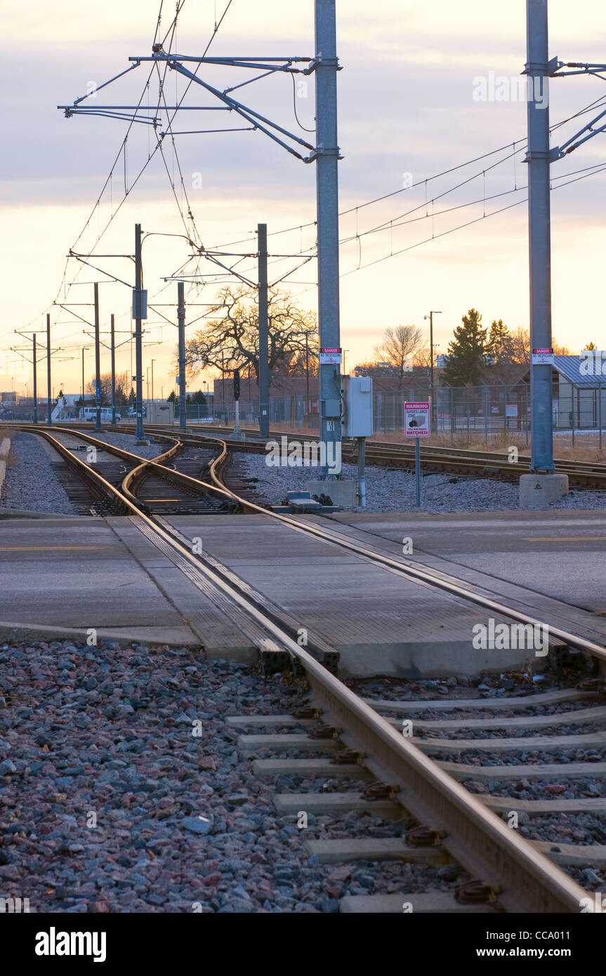 Light rail transit ou tlr crossing street en face de la gare de fort snelling à saint Paul au Minnesota Banque D'Images