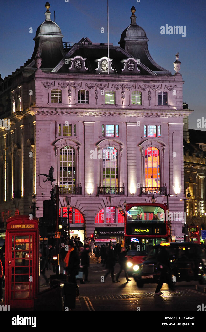Piccadilly Circus au crépuscule, West End, City of Westminster, London, Greater London, Angleterre, Royaume-Uni Banque D'Images