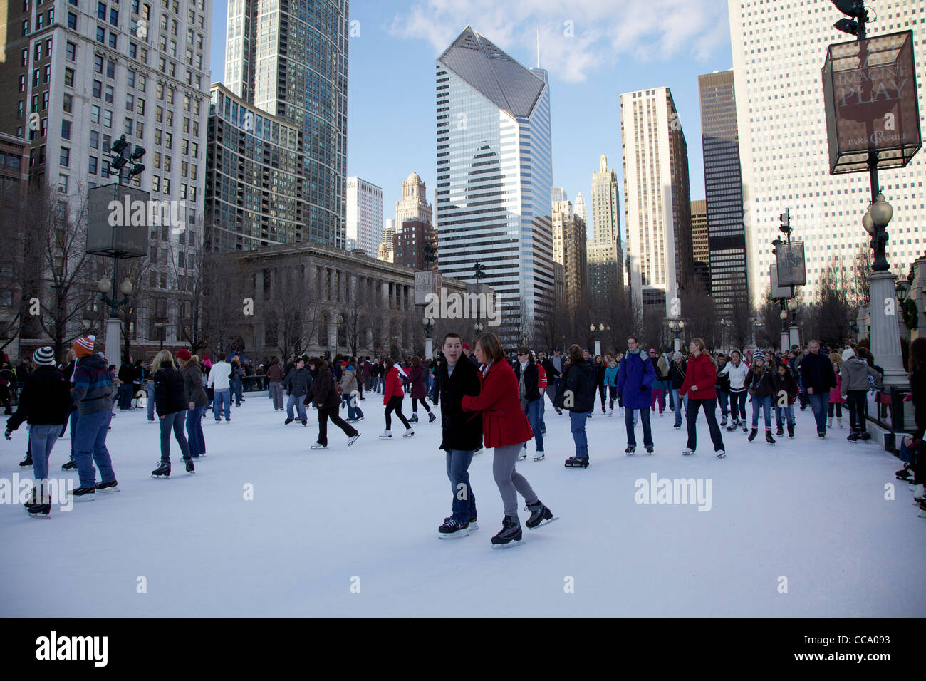 Patinoire McCormick Tribune Parc Du Millénaire avec des patineurs. Chicago, Illinois Banque D'Images