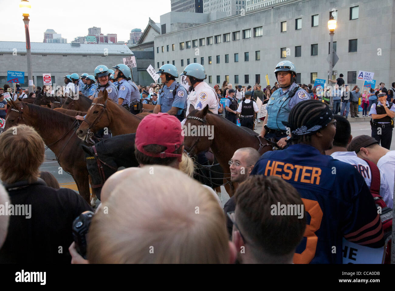 Les manifestants occupent Chicago Chicago monté et la police. Take Back Chicago rally. Le 10 octobre 2011. Banque D'Images