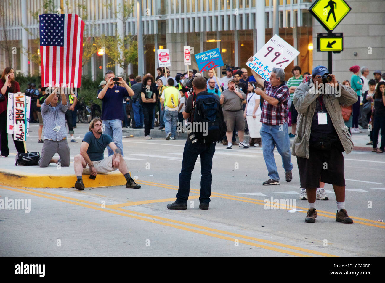 Les manifestants occupent Chicago sur Monroe Street peu avant d'être effacée par la police. Take Back Chicago rally. Le 10 octobre 2011. Banque D'Images