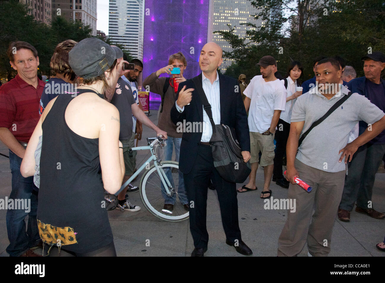Un homme d'occuper les débats. manifestants Chicago Take Back Chicago rally. Le 10 octobre 2011. Banque D'Images