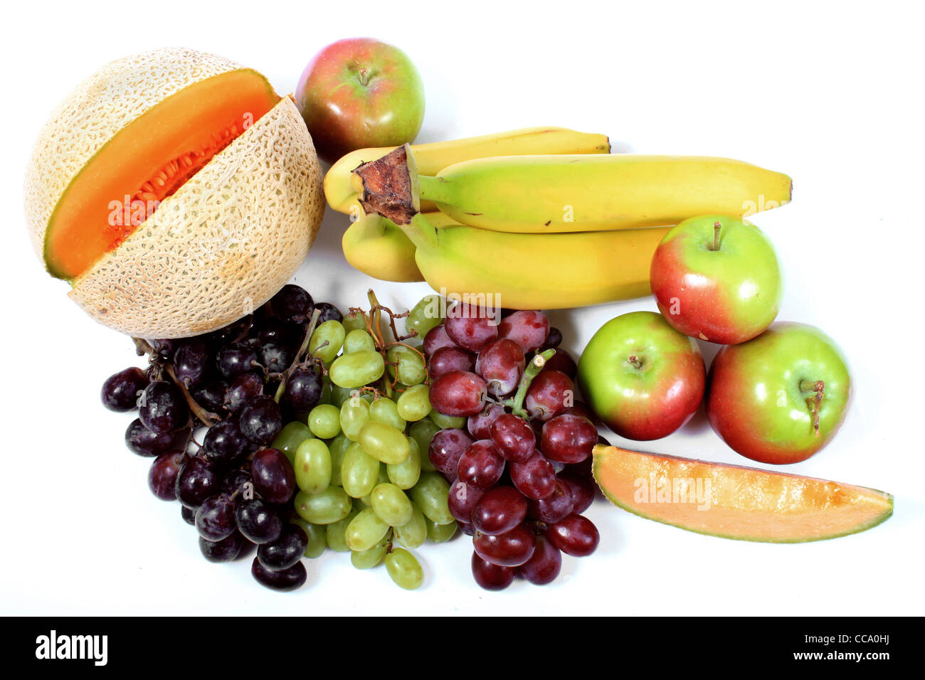 Les fruits colorés comme les raisins, pommes,cantaloup,et raisins sur un fond blanc Banque D'Images