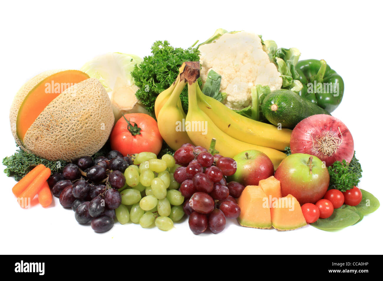 Groupe des fruits et légumes colorés comme les raisins, les pommes, les bananes, et le chou-fleur Banque D'Images