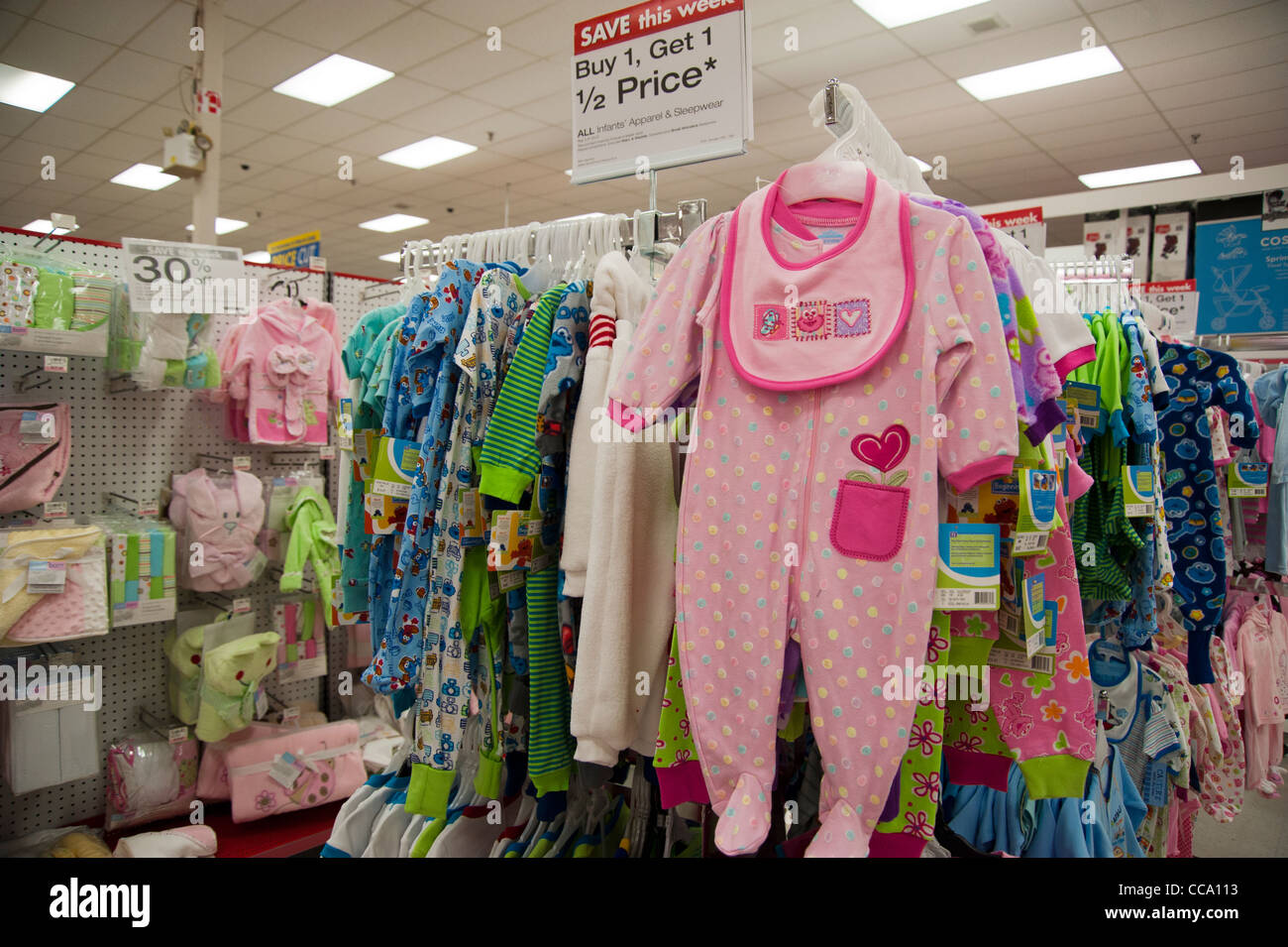 Vêtements de bébé et des marchandises à vendre à l'intérieur d'un department store Banque D'Images