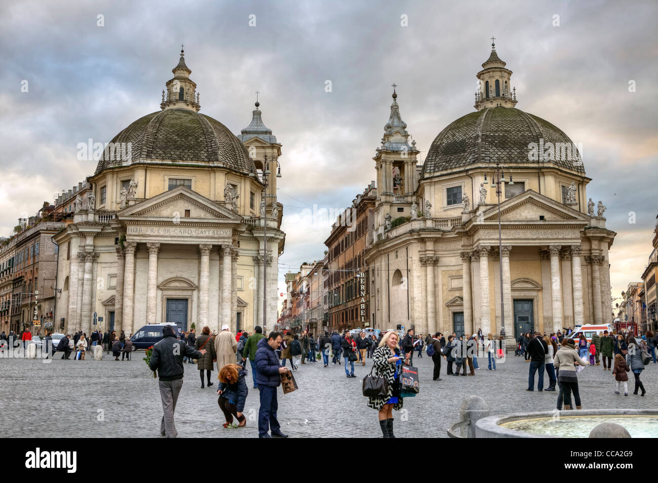 La Piazza del Popolo à Rome, Latium, Italie avec les deux églises de Santa Maria à Monte Santo et Santa Maria dei Miracoli Banque D'Images