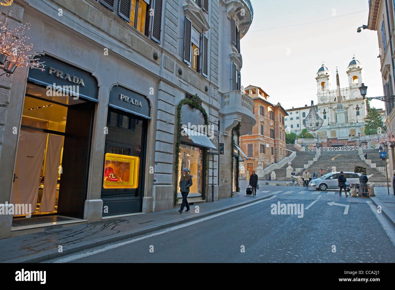 Via Condotti est une célèbre rue commerçante dans le centre de Rome, Latium, Italie avec cher Boutique des marques. Elle conduit à la place d'espagne Banque D'Images